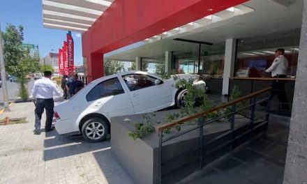 Choca y casi termina dentro de un restaurante en Saltillo