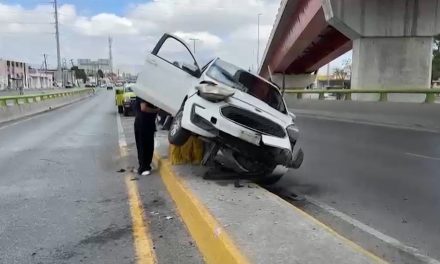 Conductor estuvo a nada de volcar en Saltillo