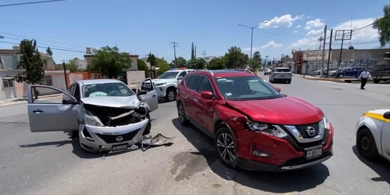 Conductora se pasa luz roja y la chocan en la colonia República
