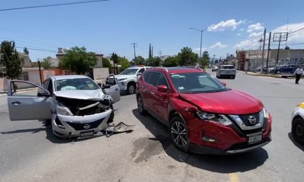 Conductora se pasa luz roja y la chocan en la colonia República