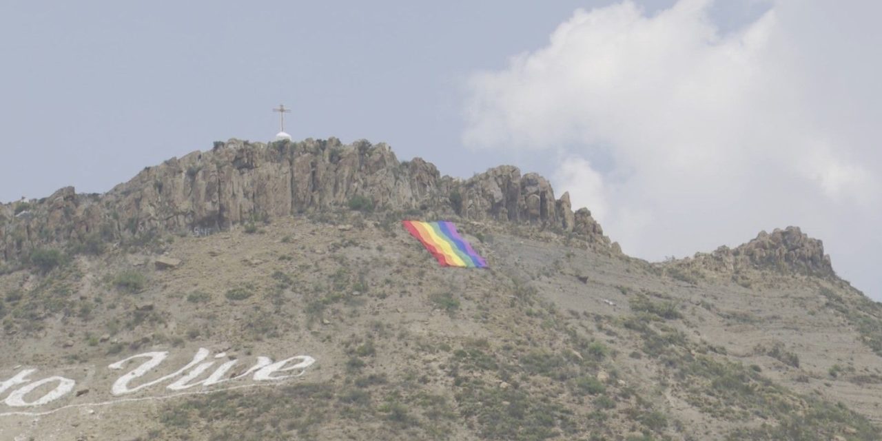 Con orgullo y dignidad luce bandera LGBTTTI