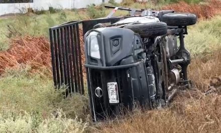 Da vuelta prohibida y lo vuelcan en Ramos Arizpe