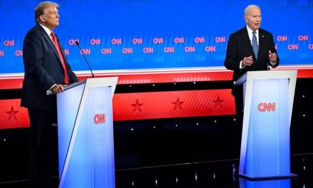 Trump se burla de los tropiezos de Biden tras el debate presidencial