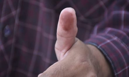 Llaman a no mostrar el dedo pulgar en redes sociales tras votar