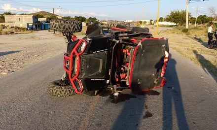 Dos mujeres vuelcan en un Razer y terminan con lesiones en Parras