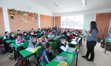 Padres de familia buscan lugar en escuelas de Ramos Arizpe