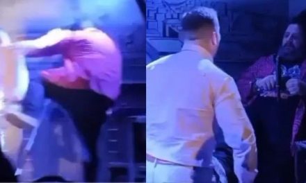 Video: Comediante español se burla de niño en redes sociales… su padre lo busca y lo golpea en pleno show