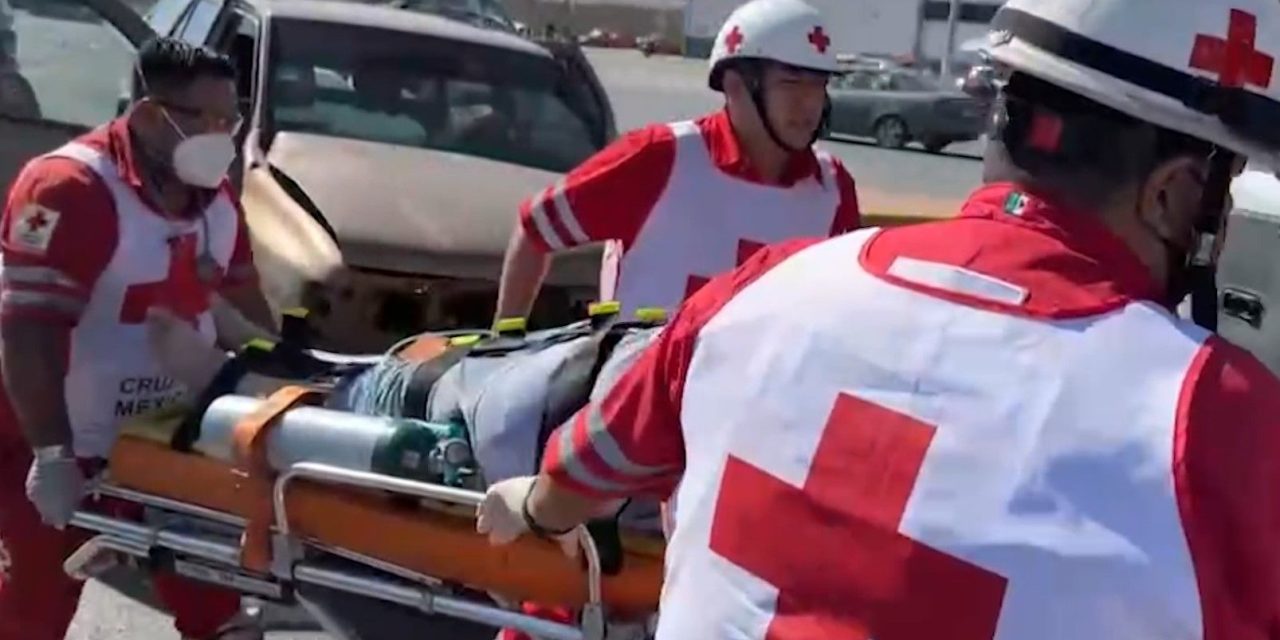 Ignora alto y deja dos lesionados en accidente en Saltillo