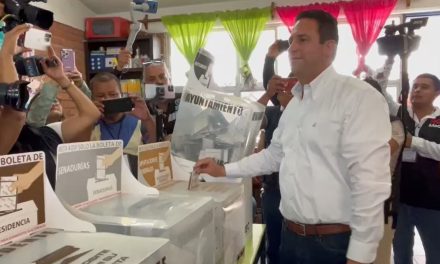 Saltillo: Javier Díaz, candidato del PRI a la alcaldía, acude a emitir su voto