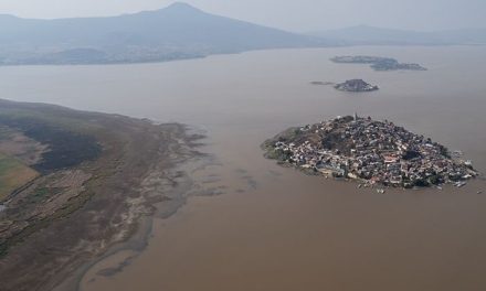 Detenidos tres sujetos por robo de agua en lago de Pátzcuaro