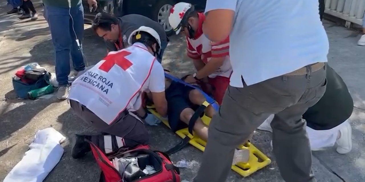 Le cae un portón de más de 150 kilos a un adulto mayor en Saltillo
