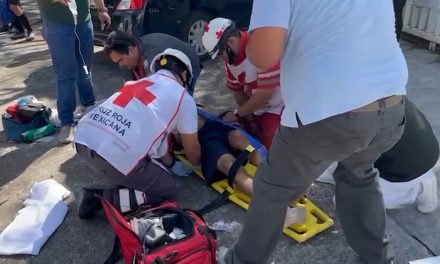 Le cae un portón de más de 150 kilos a un adulto mayor en Saltillo