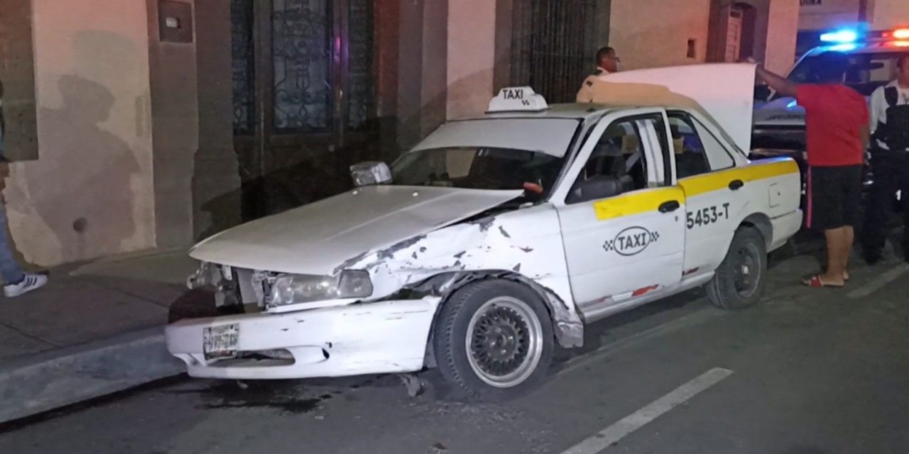 Taxi y auto chocan en el centro de Saltillo