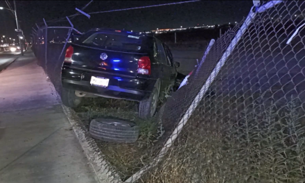 Saltillo: Queda incrustado en la malla, perdió el control por la velocidad