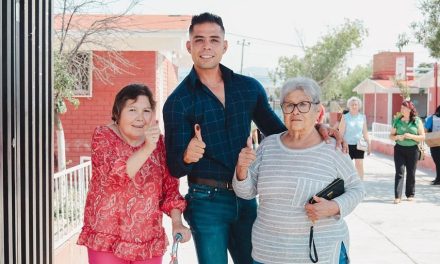 Acude Mitchel a votar en familia