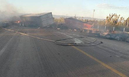 Muere trailero en aparatoso choque en la carretera a Zacatecas