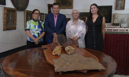Muestran el traje de esgrima de Don Venustiano Carranza en el Ateneo