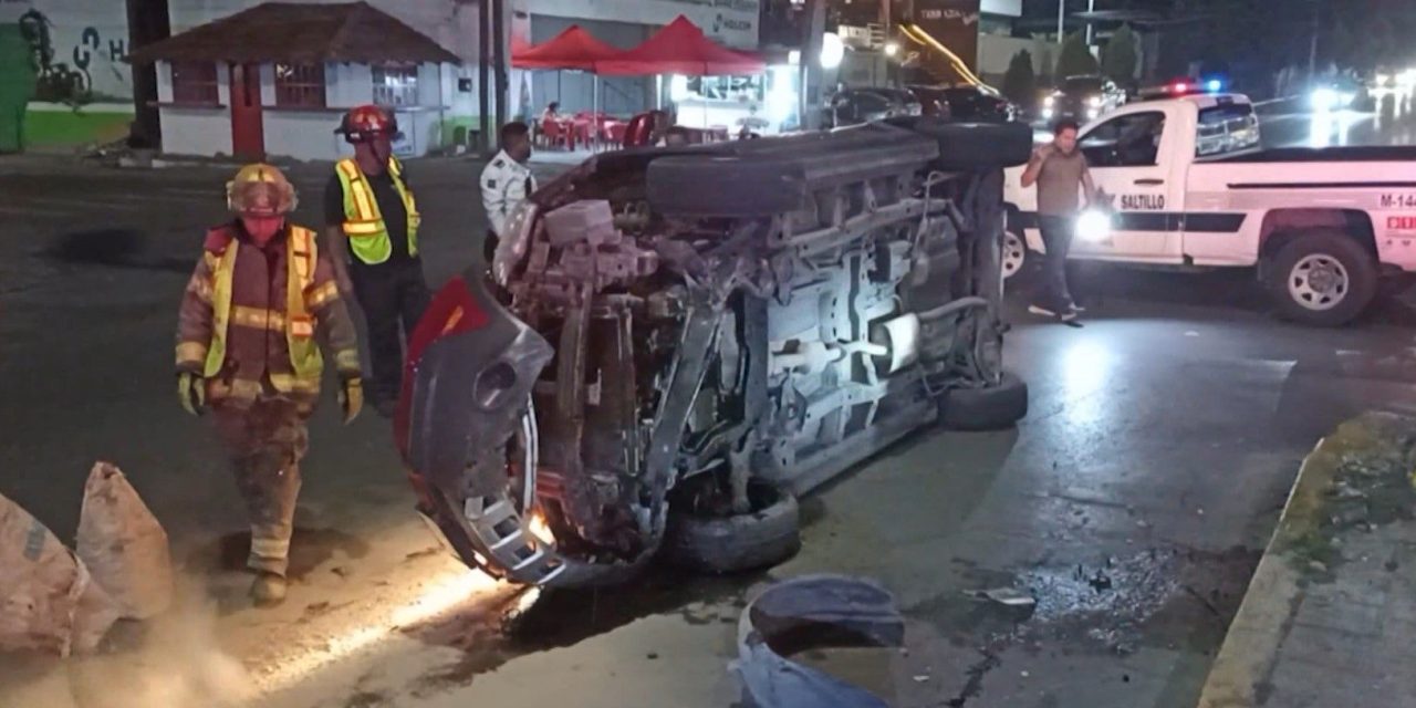 Mundo se les pone al revés tras volcaduras durante la madrugada