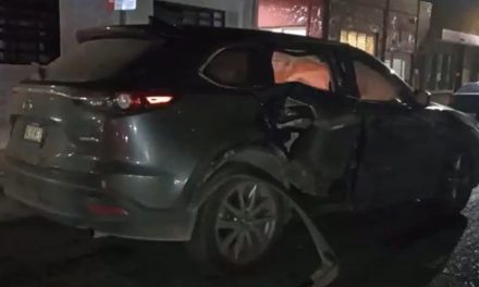 Chocan en el centro de Saltillo y ‘se avientan la pelotita’