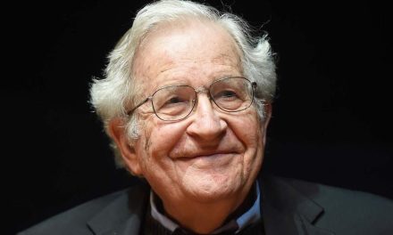 Noam Chomsky sigue vivo, informa su esposa