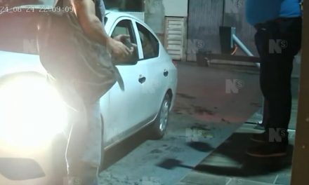 Video: ¡Otra vez contra un vigilante! Lo agreden en la caseta en colonia de Saltillo