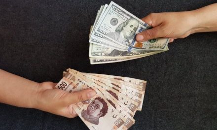 Peso alcanza los 18.55 pesos al mayoreo