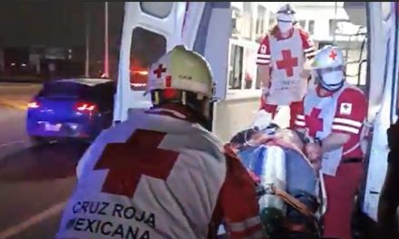 Policía de Ramos Arizpe entre la vida y la muerte tras chocar su motocicleta