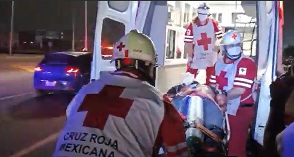 Policía de Ramos Arizpe entre la vida y la muerte tras chocar su motocicleta