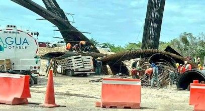 Parte de un puente en construcción del Tren Maya caolapsa por las lluvias y aplasta un auto