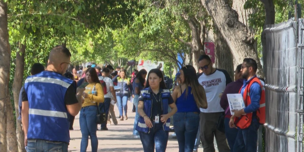 Reclutadores de empresas se distribuyen en el centro histórico de Saltillo.