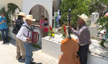 Saltillenses recuerdan a sus padres en el Campo Santo