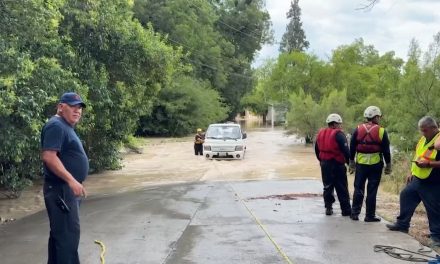 Rescata bomberos a dos hombres que quedaron atrapados en corriente de agua
