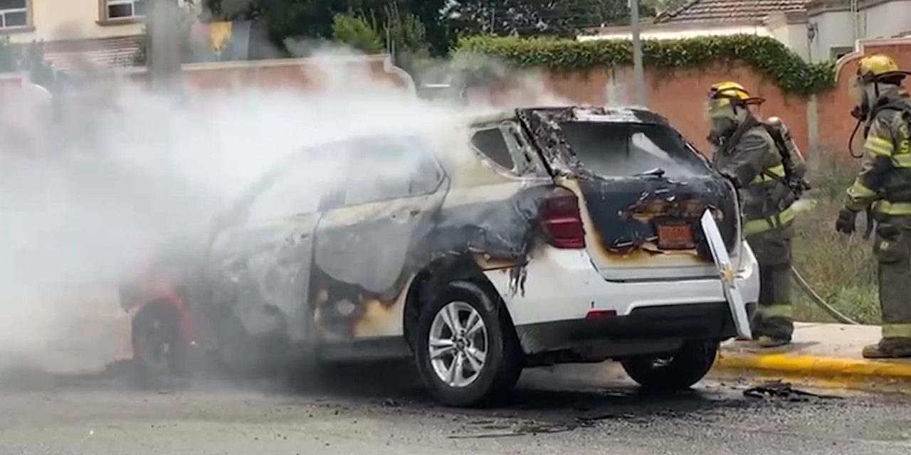 Mujer salva a sus hijos de voraz incendio de vehículo en Saltillo