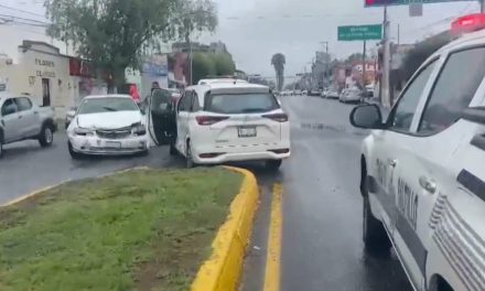 Se pasa el rojo y provoca accidente en Saltillo