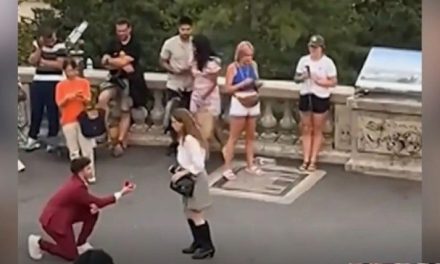 Video: Soldado caído en París… le propone matrimonio a su novia y ella sale corriendo