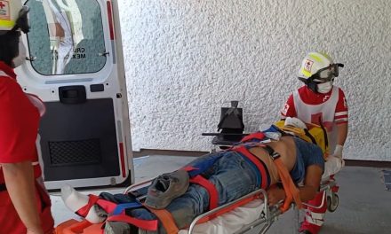 Tractocamión se salió del camino en Parras y un saltillense terminó en el hospital