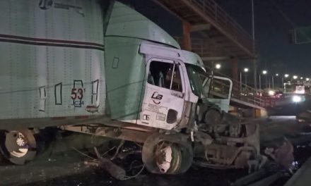 Trailer casi derriba un puente peatonal en el Ramos Arizpe