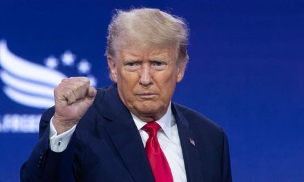 Juez levanta parcialmente censura contra Trump en caso de Stormy Daniels