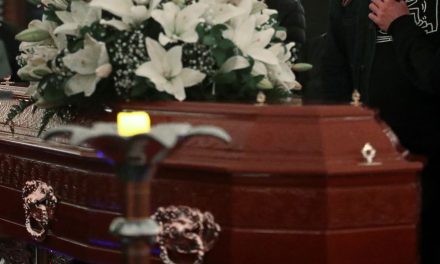Joven pide faltar al trabajo porque se murió su tío  y así fue la polémica respuesta de su jefe