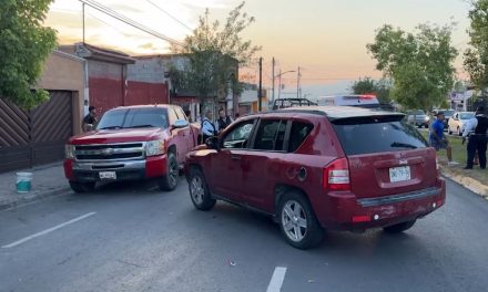 Joven vuelca en la colonia Vicente Guerrero