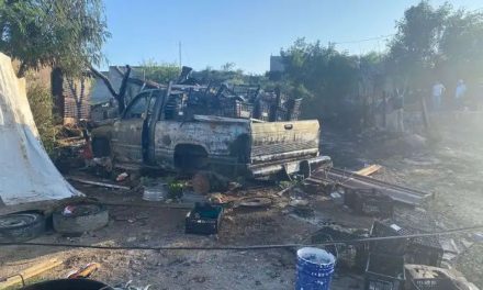 Fuego se sale de control y calcina camioneta en San Juan de Sabinas