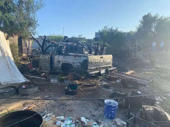 Fuego se sale de control y calcina camioneta en San Juan de Sabinas