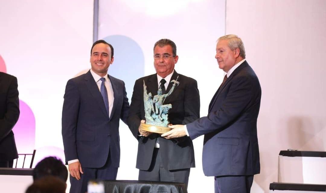 Entrega Manolo Jiménez y Chema Fraustro Presea Saltillo