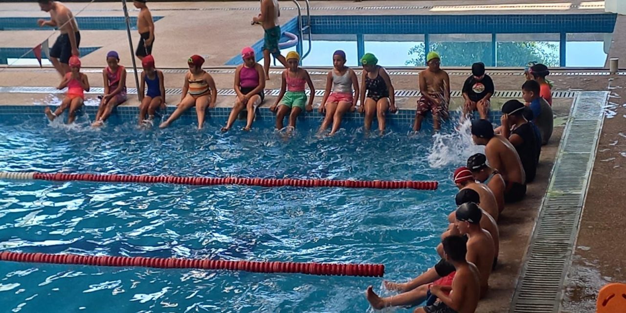 Inicia curso de natación para niños