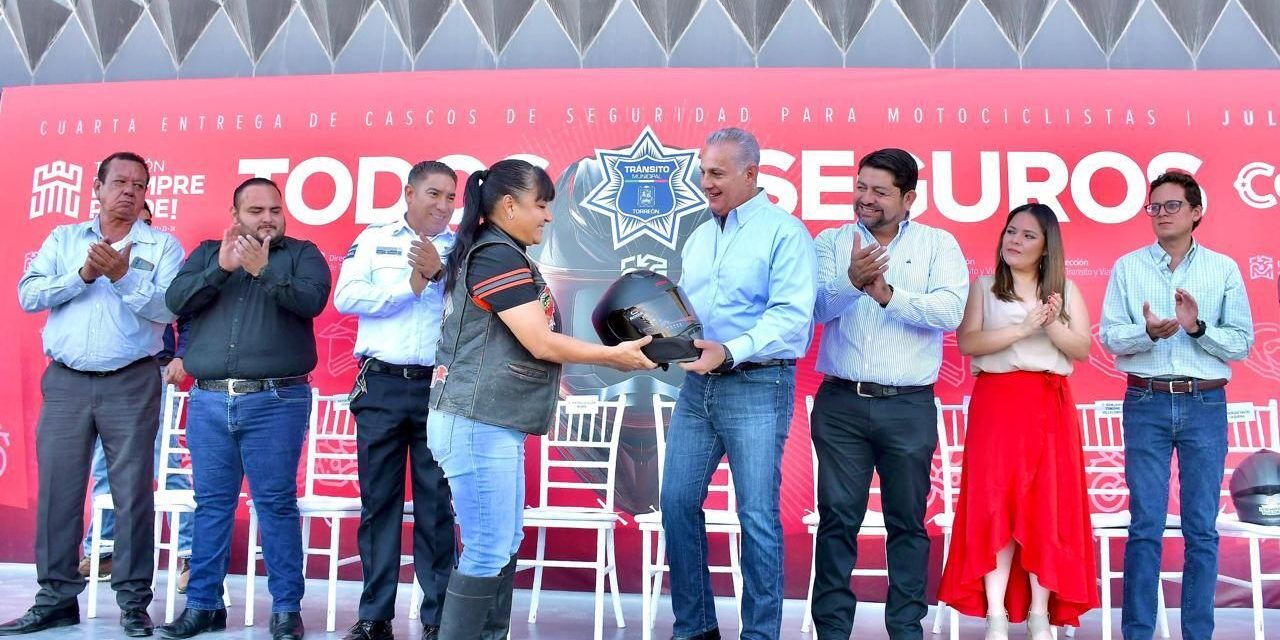 Entrega Román Cepeda 250 cascos a motociclistas de Torreón