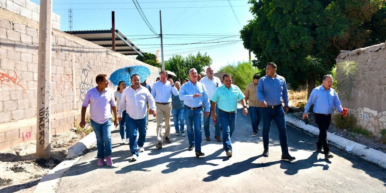 Román Cepeda visita las obras en el ejido La Paz