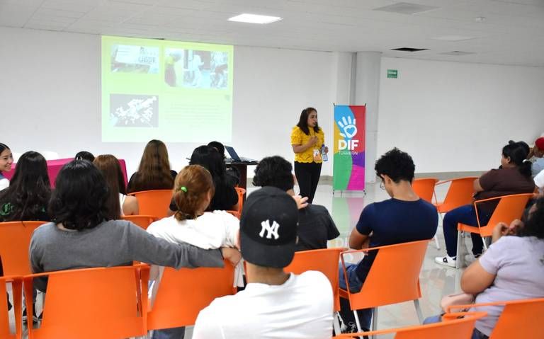 Empacadores reciben charla sobre prevención de adicciones