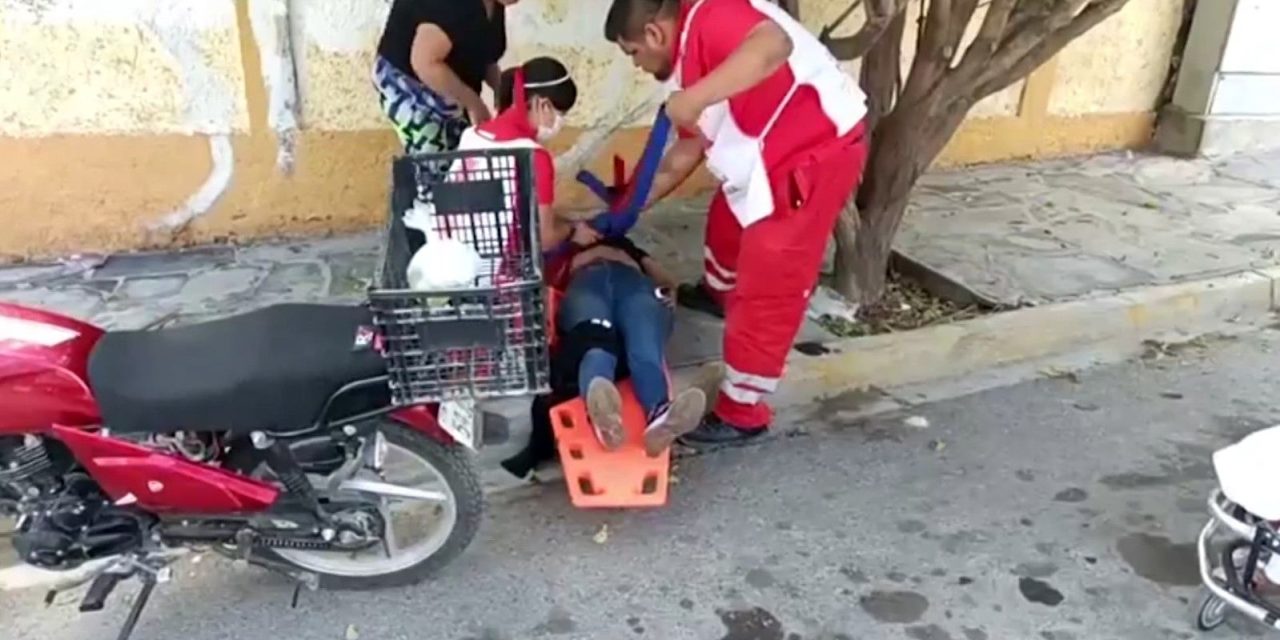 Parras: Auto fantasma tumba a una joven que iba en moto… ella termina en el hospital