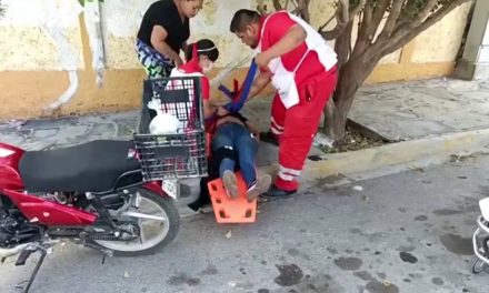 Parras: Auto fantasma tumba a una joven que iba en moto… ella termina en el hospital