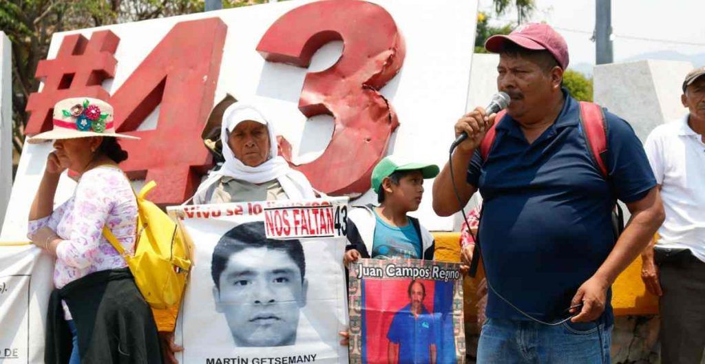Padres de los 43 acusan a AMLO de mentir y traicionar su compromiso